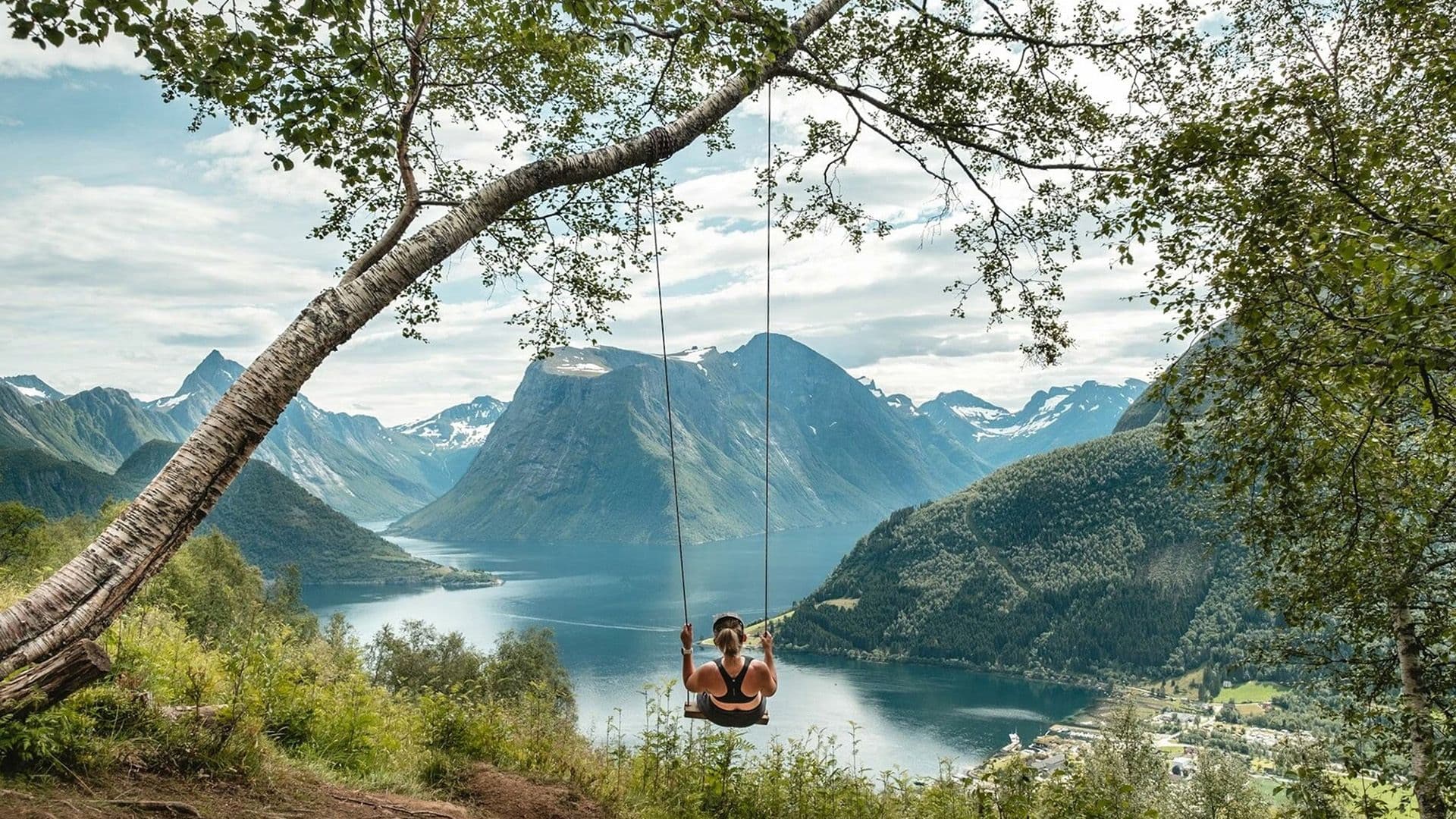 OPEN CALL: THE INSTITUTE OF HIKING